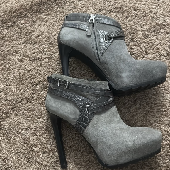 Gray Guess Booties size 8 - Picture 2 of 4